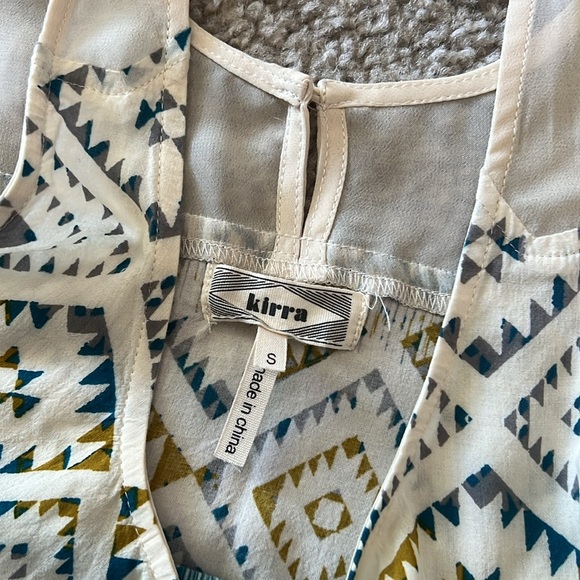 Kirra Brand boxy Aztec pattern flowy tank top size small - Picture 5 of 9